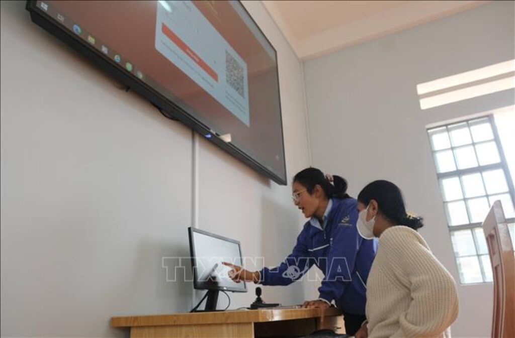 Cán bộ xã Lạc Dương (Lâm Đồng) hướng dẫn người dân sử dụng kỹ năng số trong giải quyết thủ tục hành chính tại địa phương. (Ảnh: Nguyễn Dũng/TTXVN) Cán bộ xã Lạc Dương (Lâm Đồng) hướng dẫn người dân sử dụng kỹ năng số trong giải quyết thủ tục hành chính tại địa phương. (Ảnh: Nguyễn Dũng/TTXVN)