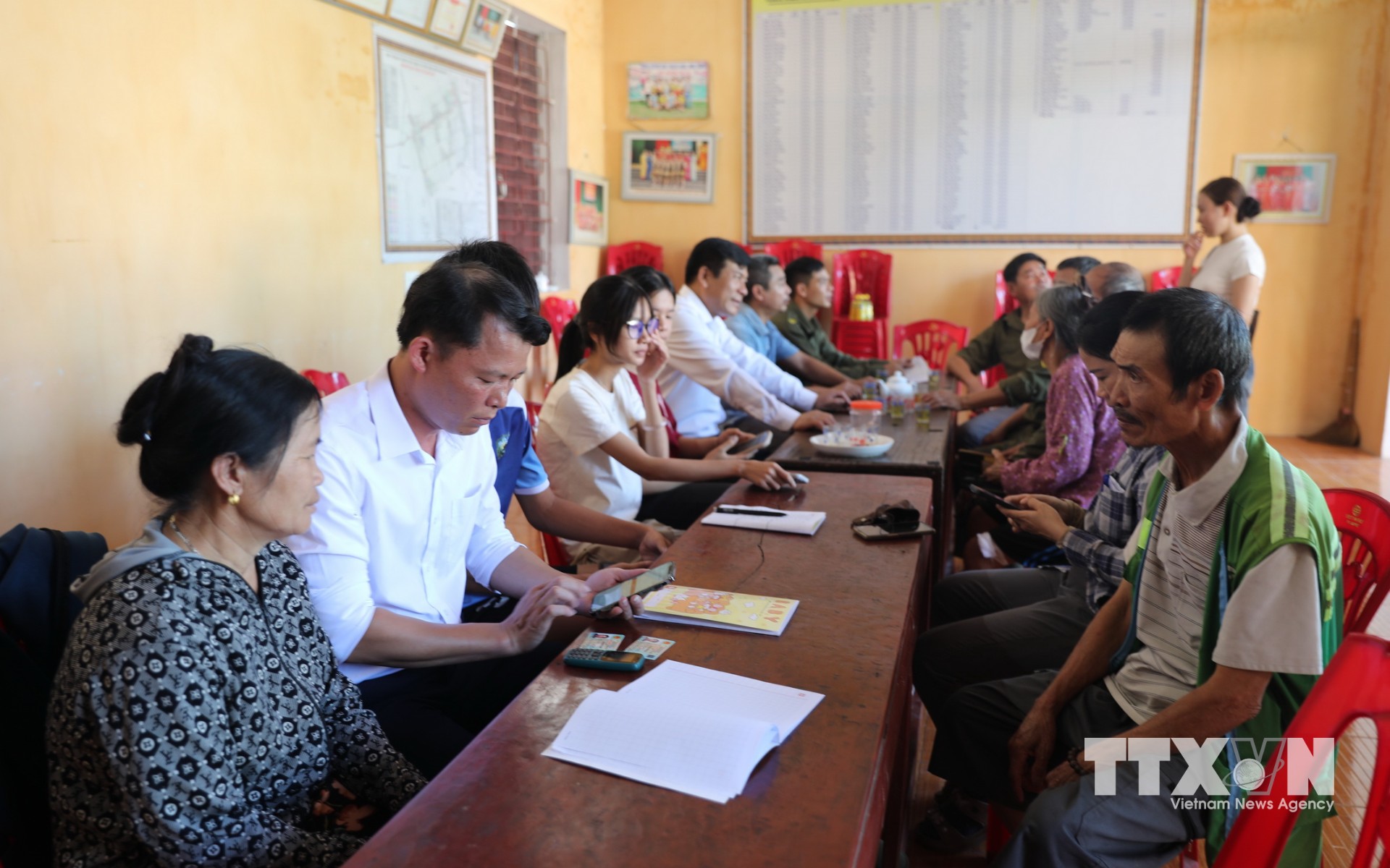 Đến nay, xã An Nông đã đồng bộ thành công 32.414 thửa đất lên VNLIS, trong đó 6.416 thửa được đồng bộ với Cơ sở dữ liệu quốc gia về dân cư của Bộ Công an. (Ảnh: Khiếu Tư/TTXVN)