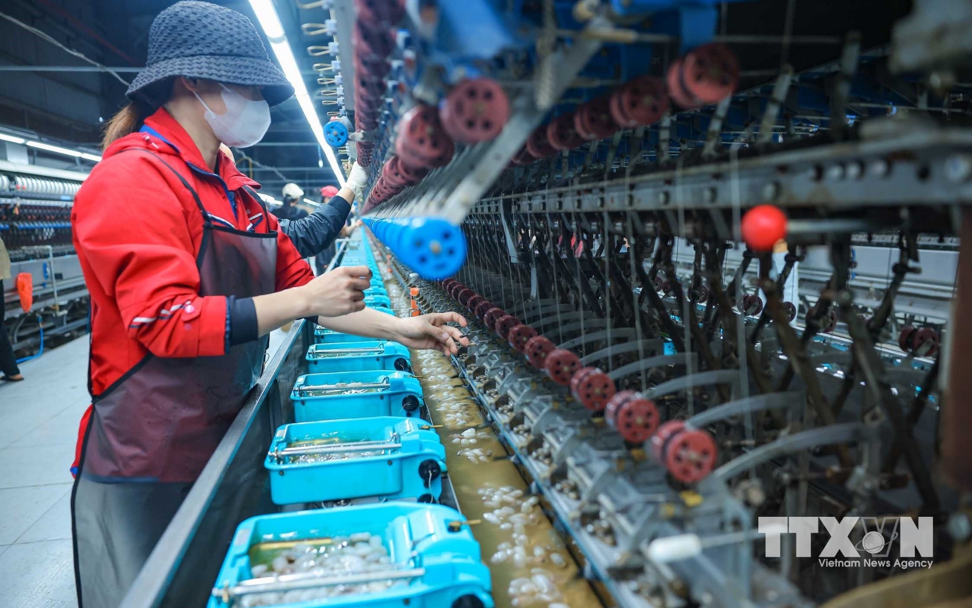 Việc đầu tư dây chuyền ươm tơ hiện đại giúp các sản phẩm tơ của nhà máy Công ty Cổ phần Dâu tằm tơ Yên Bái đạt chất lượng cao, được xuất sang Ấn Độ, Trung Quốc và đang mở rộng ra các nước như Nhật Bản, EU. (Ảnh: Hoàng Hiếu/TTXVN)