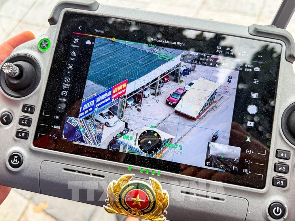 UAV giúp lực lượng chức năng theo dõi phương tiện và phát hiện các dấu hiệu vi phạm từ trên cao. Ảnh: Trung Nguyên - TTXVN