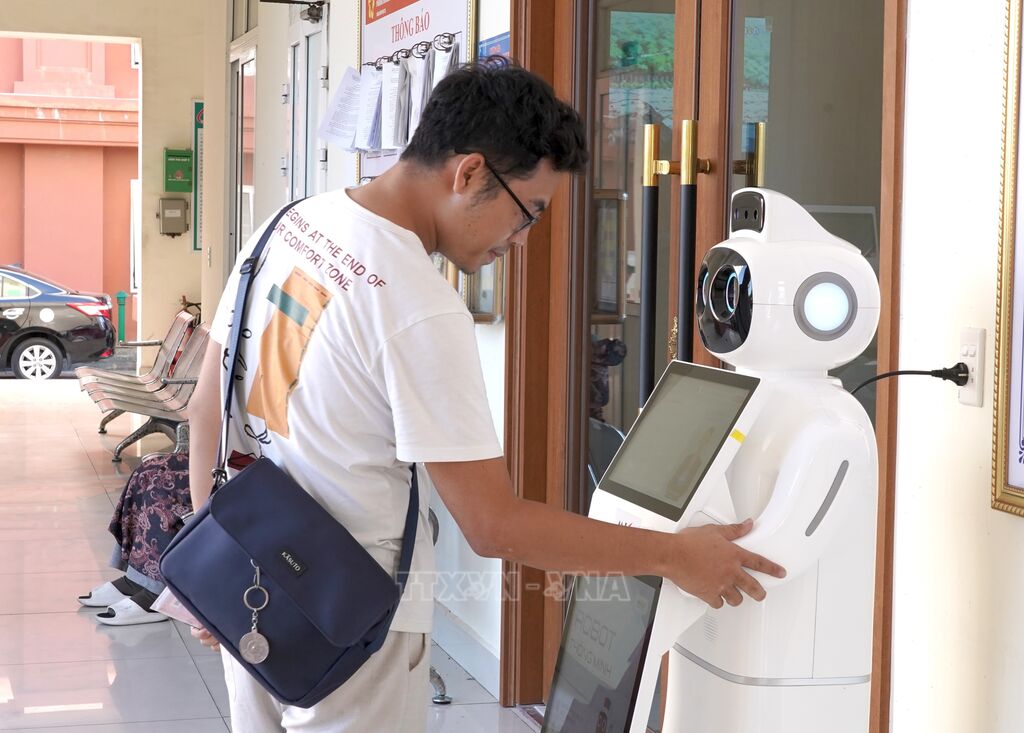 Robot AI góp phần giảm áp lực cho đội ngũ công chức ở khâu tư vấn ban đầu, tạo điều kiện để người dân làm quen với các ứng dụng trí tuệ nhân tạo trong thực hiện dịch vụ công. (Ảnh: Thanh Thuỷ - TTXVN) Robot AI góp phần giảm áp lực cho đội ngũ công chức ở khâu tư vấn ban đầu, tạo điều kiện để người dân làm quen với các ứng dụng trí tuệ nhân tạo trong thực hiện dịch vụ công. (Ảnh: Thanh Thuỷ - TTXVN)