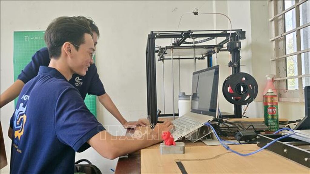 Sinh viên Nguyễn Quốc Thắng, Khoa Cơ khí, Trường Cao đẳng Nghề An Giang, thực hành lập trình robot, huấn luyện các mô hình nhận dạng hình ảnh bằng trí tuệ nhân tạo. (Ảnh: Thanh Sang-TTXVN) Sinh viên Nguyễn Quốc Thắng, Khoa Cơ khí, Trường Cao đẳng Nghề An Giang, thực hành lập trình robot, huấn luyện các mô hình nhận dạng hình ảnh bằng trí tuệ nhân tạo. (Ảnh: Thanh Sang-TTXVN)