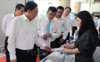Phó Thủ tướng Chính phủ Hồ Quốc Dũng tham quan một số mô hình công nghệ mới tại Trường Đại học Quốc gia TP Hồ Chí Minh.