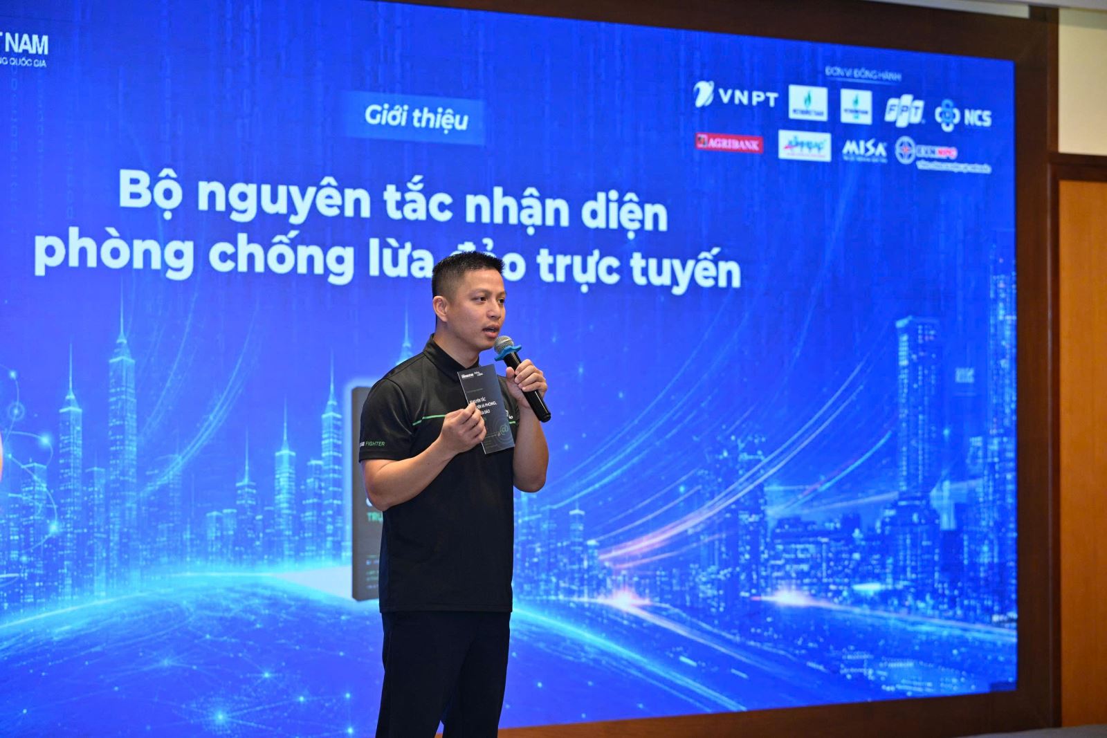 Ông Ngô Minh Hiếu, chuyên gia an ninh mạng giới thiệu các hình thức tấn công mạng hiện nay. Ảnh: BTC
