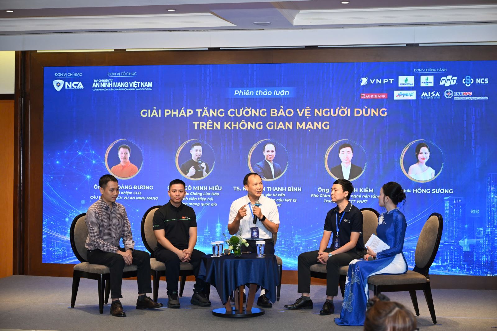 Phiên thảo luận giải pháp tăng cường bảo vệ người dùng trên không gian mạng. Ảnh: BTC