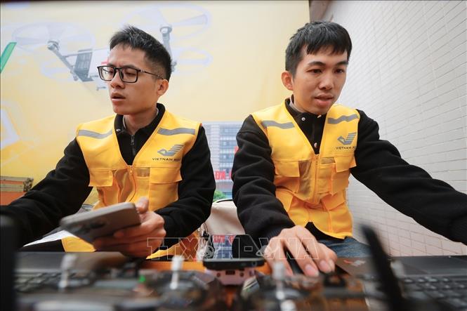 Nhân viên kỹ thuật chuẩn bị sẵn sàng thiết bị UAV. (Ảnh: Minh Quyết/TTXVN)
