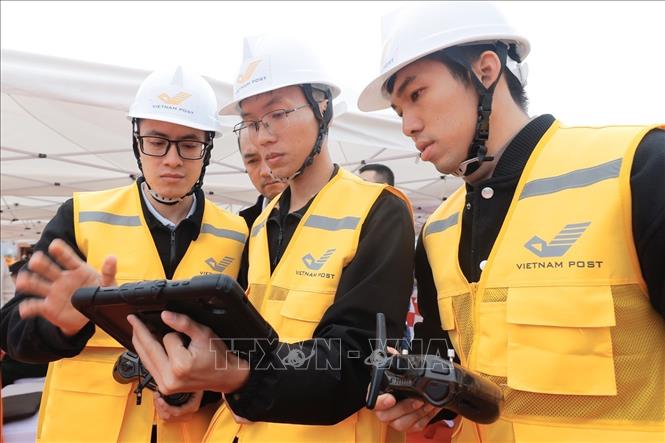 Nhân viên kỹ thuật VNPost điều khiển thiếu bị UAV tại lễ khai trương. (Ảnh: Minh Quyết/TTXVN)