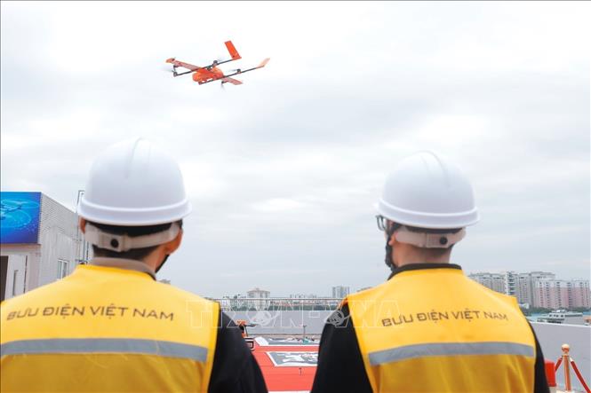 Đây là mô hình thí điểm tiên phong tại Việt Nam trong việc kết hợp bưu chính với công nghệ bay tầm thấp phục vụ y tế, thể hiện vai trò đi đầu của Vietnam Post trong việc tổ chức, vận hành các giải pháp công nghệ mới vì lợi ích cộng đồng. (Ảnh: Minh Quyết/TTXVN)