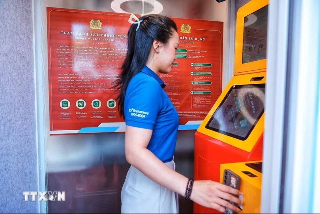 Người dân trải nghiệm Kiosk “Trạm Cảnh sát thông minh” sau khi mô hình được triển khai thí điểm. (Ảnh: Phạm Tuấn Anh-TTXVN) Người dân trải nghiệm Kiosk “Trạm Cảnh sát thông minh” sau khi mô hình được triển khai thí điểm. (Ảnh: Phạm Tuấn Anh-TTXVN)