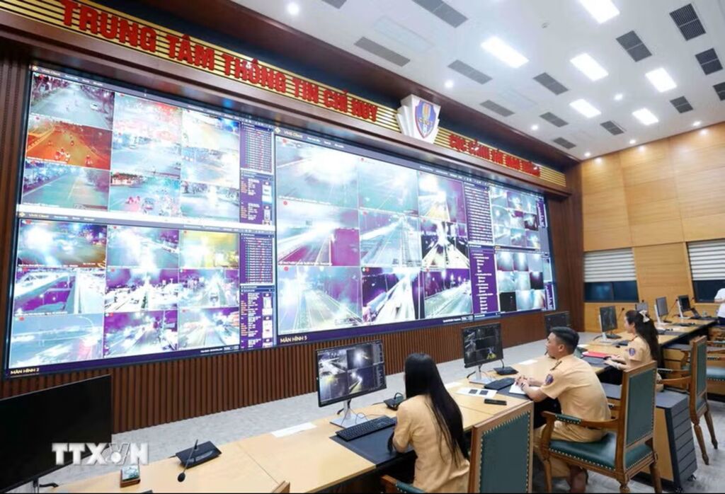 Cán bộ, chiến sỹ Cảnh sát Giao thông giám sát giao thông 24/24 bằng camera AI tại trung tâm thông tin chỉ huy thuộc Cục Cảnh sát giao thông. (Bộ Công an. Ảnh: Phạm Kiên-TTXVN) Cán bộ, chiến sỹ Cảnh sát Giao thông giám sát giao thông 24/24 bằng camera AI tại trung tâm thông tin chỉ huy thuộc Cục Cảnh sát giao thông. (Bộ Công an. Ảnh: Phạm Kiên-TTXVN)