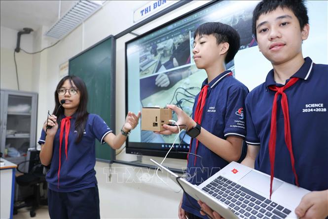 Nhóm học sinh trường THCS Trưng Vương (Hà Nội) báo cáo về dự án sản phẩm GemiBot (trợ lí AI thế hệ mới). (Ảnh: Thanh Tùng/TTXVN)