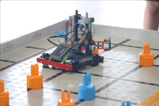 Với chủ đề “Kiến tạo đất nước”, các em học sinh được trải nghiệm điều khiển robot tại Giải đấu Robot FPT Schools Đà Nẵng mở rộng. (Ảnh: Khoa Chương/TTXVN)