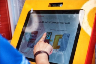 Kiosk hướng dẫn người dân xác thực bằng mã QR trên căn cước hoặc thông qua ứng dụng VNeID để thực hiện các chức năng trên hệ thống. (Ảnh: Phạm Tuấn Anh/TTXVN)