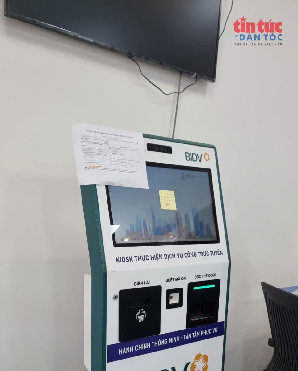 Bảng lấy số thứ tự báo hỏng, chỉ đẫn người dân lấy số thủ công tại giấy note vàng. (Ảnh: XM/Báo Tin tức và Dân tộc)