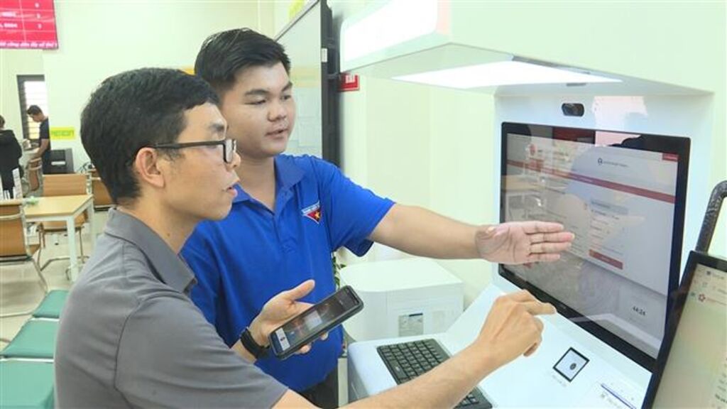 Cùng với công nghệ là các đội hình “Mùa hè số”, “Đại sứ số”, Tổ xung kích chuyển đổi số trực tiếp hướng dẫn những trường hợp chưa quen thao tác. (Ảnh: Hữu Duyên/TTXVN) Cùng với công nghệ là các đội hình “Mùa hè số”, “Đại sứ số”, Tổ xung kích chuyển đổi số trực tiếp hướng dẫn những trường hợp chưa quen thao tác. (Ảnh: Hữu Duyên/TTXVN)