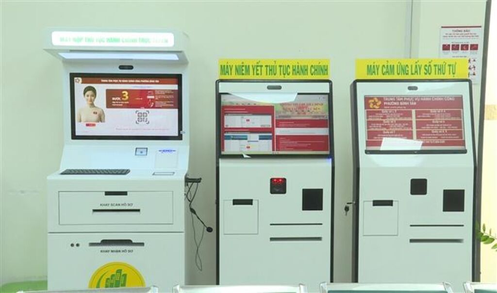 Tại Trung tâm Phục vụ hành chính công phường Bình Tân, máy niêm yết thủ tục hành chính, máy nộp thủ tục hành chính trực tuyến cho đến máy tra cứu thông tin quy hoạch… đều được bố trí để người dân có thể thực hiện các thao tác cần thiết ngay tại chỗ. (Ảnh: Hữu Duyên /TTXVN) Tại Trung tâm Phục vụ hành chính công phường Bình Tân, máy niêm yết thủ tục hành chính, máy nộp thủ tục hành chính trực tuyến cho đến máy tra cứu thông tin quy hoạch… đều được bố trí để người dân có thể thực hiện các thao tác cần thiết ngay tại chỗ. (Ảnh: Hữu Duyên /TTXVN)