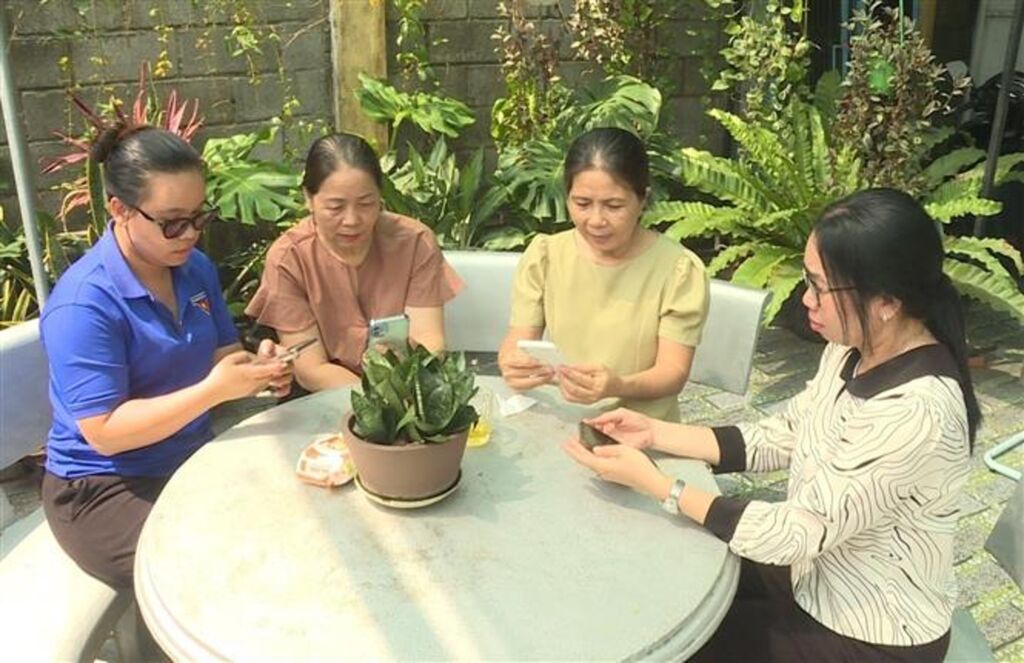 Tại nhiều địa phương, thanh niên trở thành lực lượng nòng cốt phối hợp với các Tổ công nghệ số cộng đồng tuyên truyền, trực tiếp hỗ trợ những người dân thực hiện dịch vụ công trực tuyến. (Ảnh: Hữu Duyên/TTXVN) Tại nhiều địa phương, thanh niên trở thành lực lượng nòng cốt phối hợp với các Tổ công nghệ số cộng đồng tuyên truyền, trực tiếp hỗ trợ những người dân thực hiện dịch vụ công trực tuyến. (Ảnh: Hữu Duyên/TTXVN)