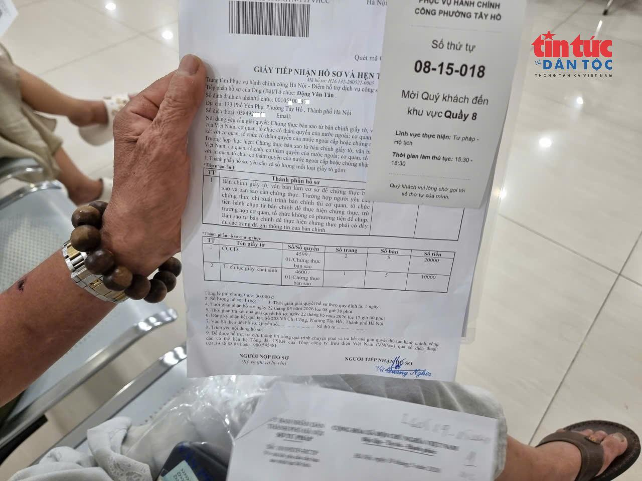Ông Tân với giấy hẹn làm thủ tục hồ sơ liên quan đến giấy khai sinh. (Ảnh: XM/Báo Tin tức và Dân tộc) Ông Tân với giấy hẹn làm thủ tục hồ sơ liên quan đến giấy khai sinh. (Ảnh: XM/Báo Tin tức và Dân tộc)