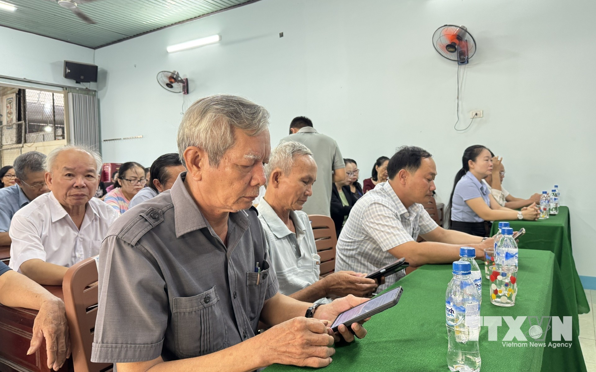 Các đảng viên tỉnh Quảng Ngãi sử dụng ứng dụng "Sổ tay đảng viên điện tử". (Ảnh: Đinh Hương/TTXVN)