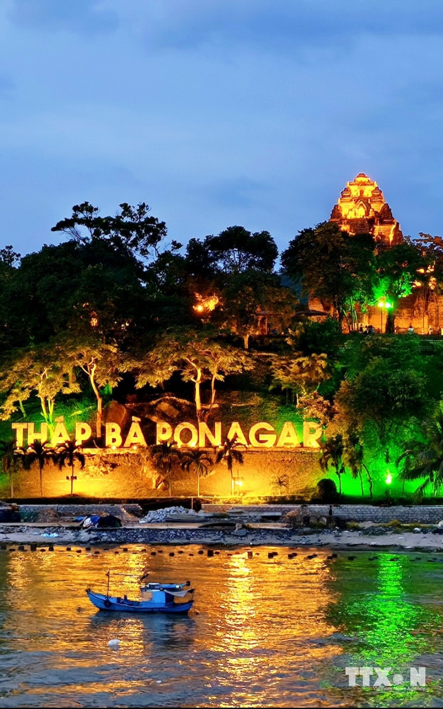 Vẻ đẹp lung linh của quần thể Di tích quốc gia đặc biệt Tháp Bà Pô Nagar (phường Bắc Nha Trang) khi màn đêm buông xuống. (Ảnh: Nguyễn Thành/TTXVN)