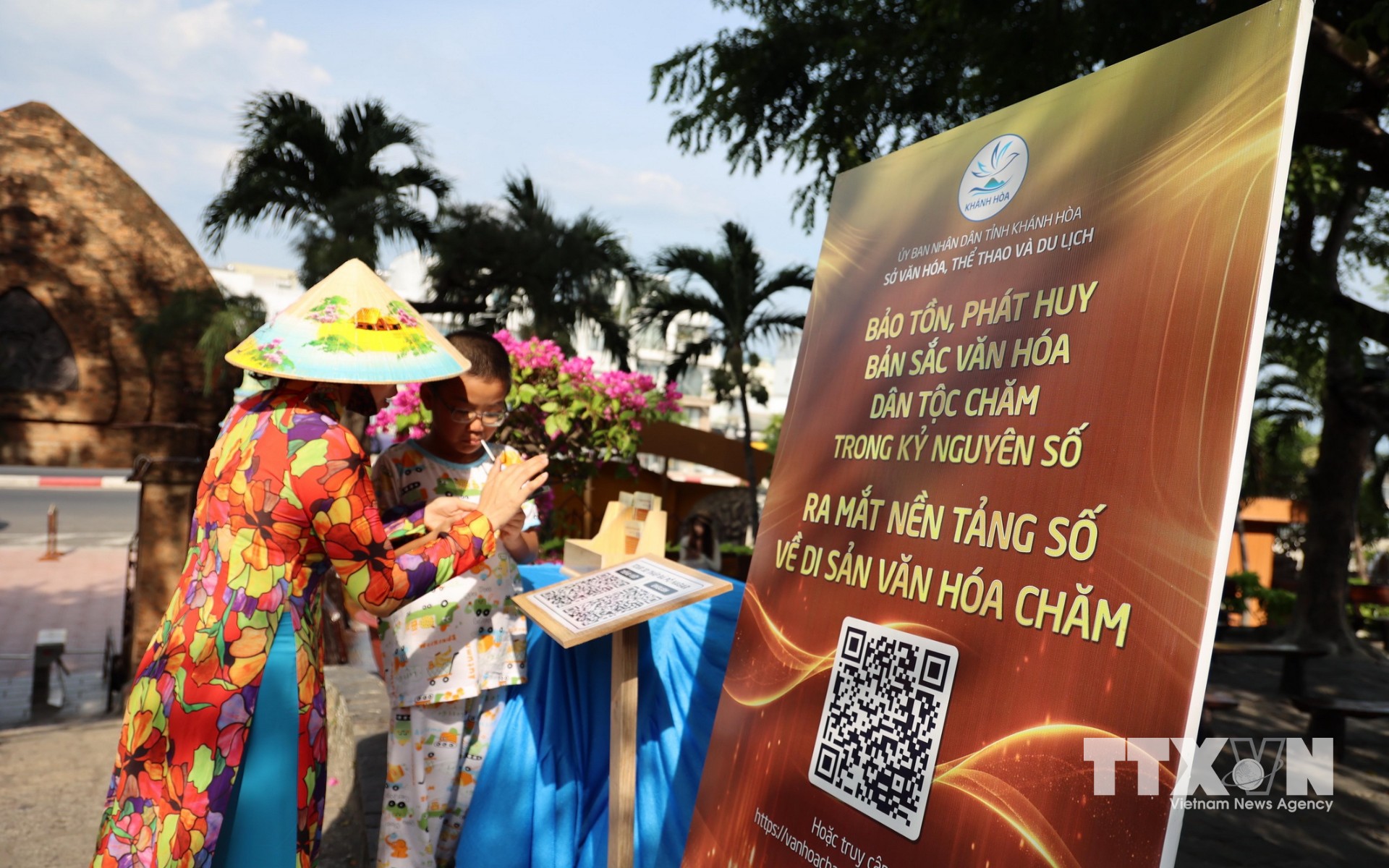 Tích hợp mã QR là một trong những nhiệm vụ cụ thể hóa định hướng “Bảo tồn, phát huy bản sắc văn hóa dân tộc Chăm trong kỷ nguyên mới” của ngành văn hóa tỉnh. (Ảnh: Đặng Tuấn/TTXVN)