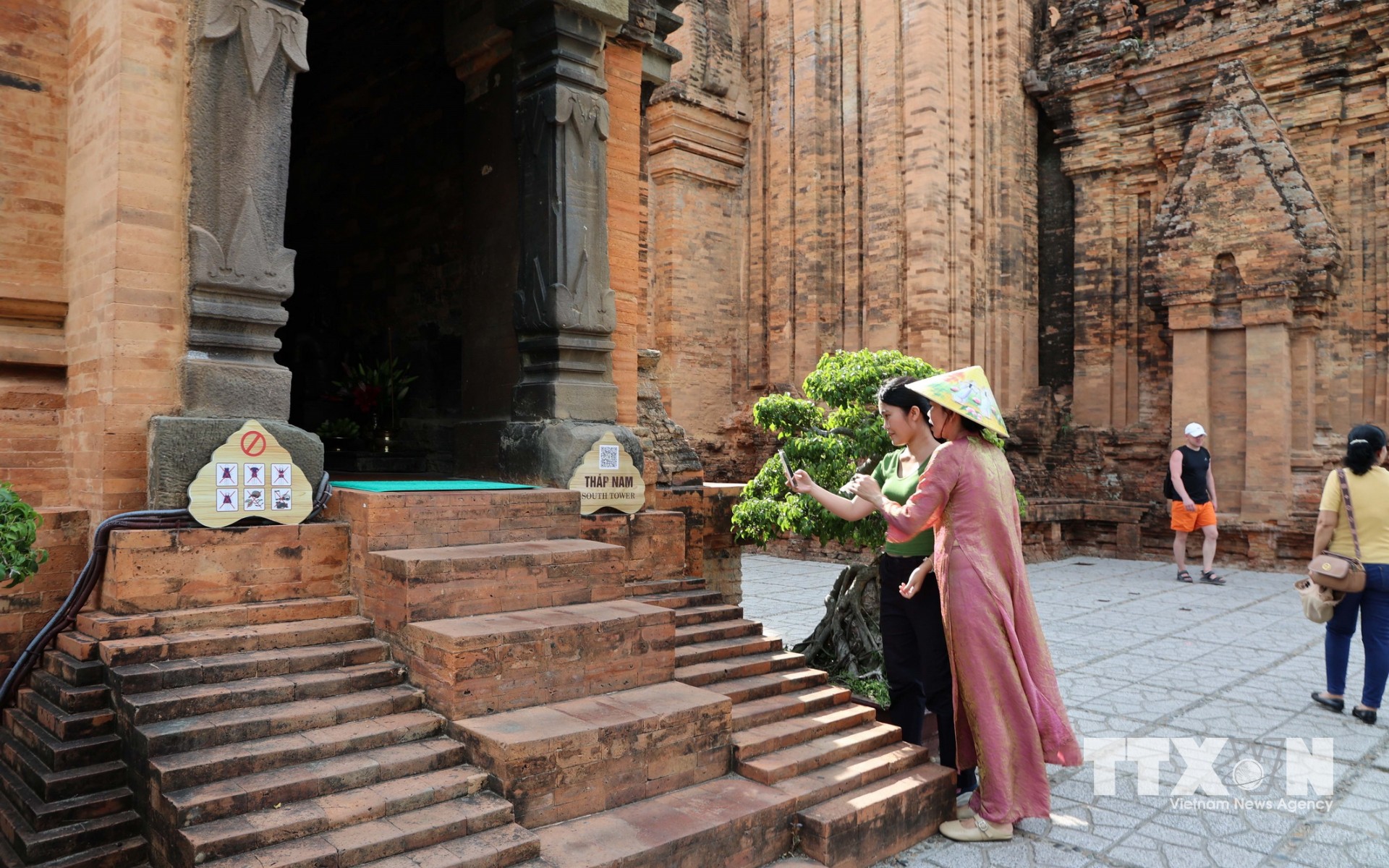 Người dân và du khách trải nghiệm không gian di sản số thông qua hệ thống màn hình cảm ứng lắp đặt tại thực địa. (Ảnh: Đặng Tuấn/TTXVN)