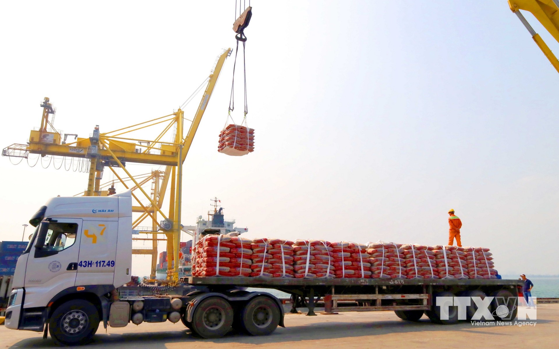 Dịch vụ vận chuyển, bốc xếp hàng hóa tại cảng Tiên Sa (Đà Nẵng). (Ảnh: Trần Lê Lâm/TTXVN)