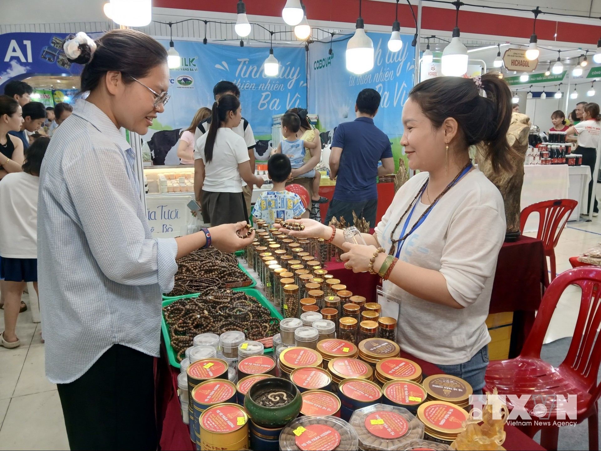 Các ngành hàng xuất khẩu chủ lực như dệt may, da giày, đồ nội thất cùng nhiều sản phẩm đặc trưng của Đà Nẵng có tiềm năng mở rộng thị trường qua kênh xuất khẩu trực tuyến. (Ảnh: Mỹ Hà/TTXVN)