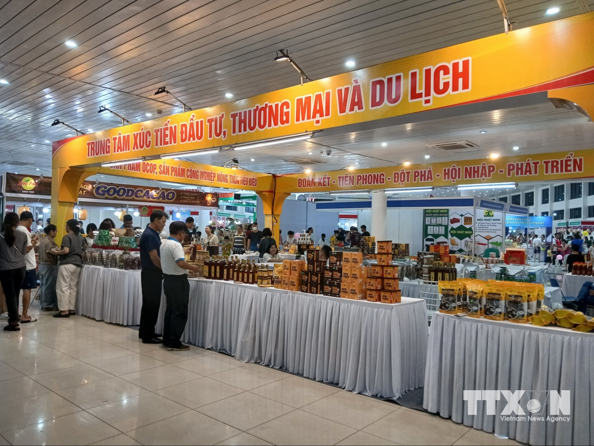 3 nhóm chính sách có ý nghĩa trực tiếp đối với hoạt động xuất khẩu qua thương mại điện tử ở Đà Nẵng gồm: xây dựng khu vực trưng bày, giới thiệu hàng hóa xuất khẩu trên các sàn thương mại điện tử; tổ chức cung cấp thông tin về sản phẩm, ngành hàng và thị trường trên môi trường số; hỗ trợ doanh nghiệp tham gia các sàn thương mại điện tử quốc tế. (Ảnh: Mỹ Hà/TTXVN)