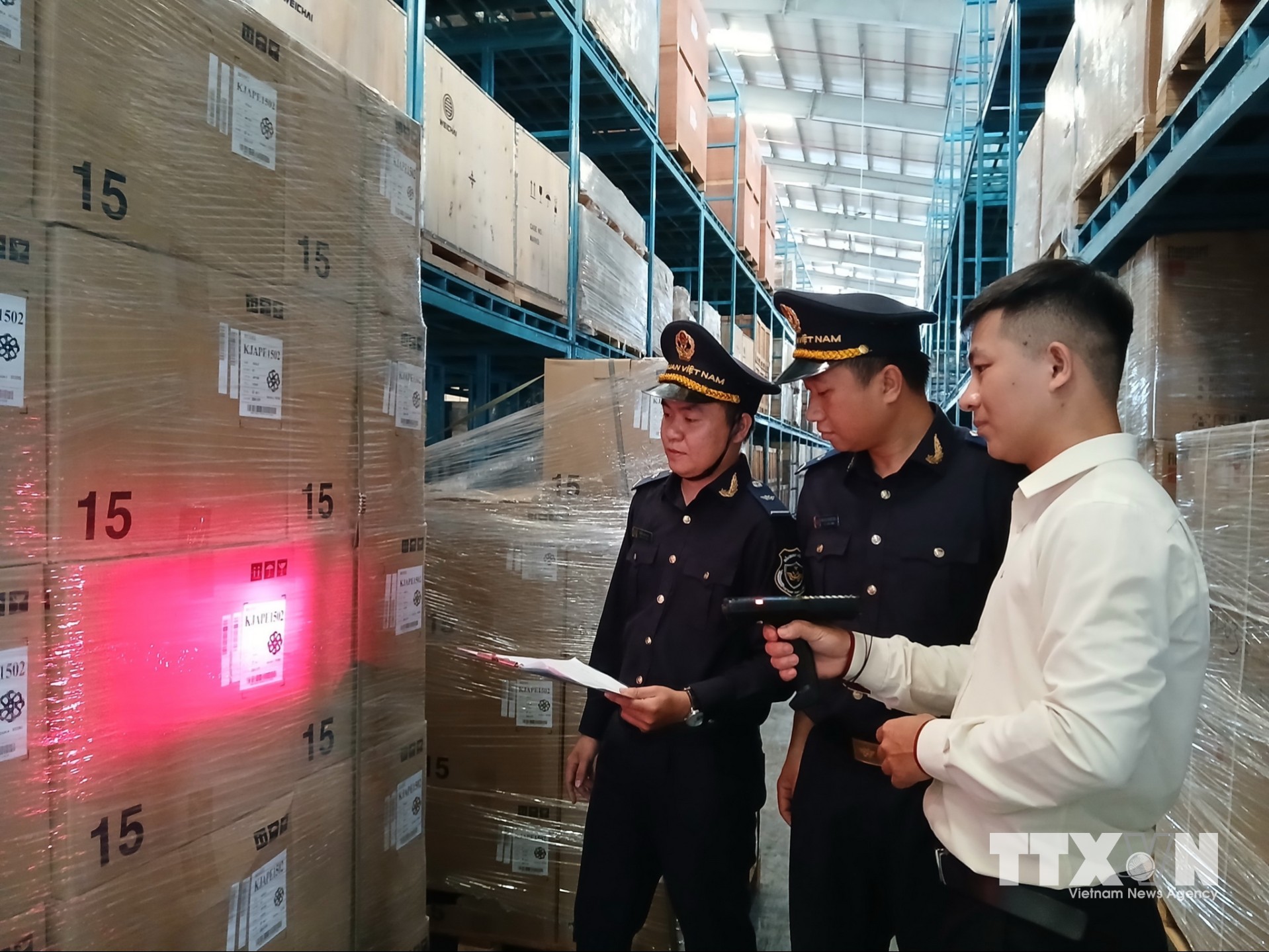 Ứng dụng công nghệ hiện đại trong kiểm soát hàng hóa tại kho ngoại quan, giúp doanh nghiệp nâng cao năng lực quản lý thông tin dòng hàng tại cảng. (Ảnh: Mỹ Hà/TTXVN)