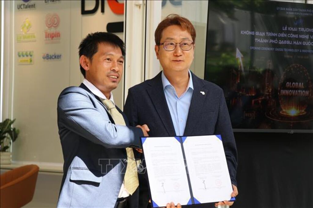 Đại diện doanh nghiệp của hai bên Đà Nẵng và Daegu trao đổi biên bản ghi nhớ hợp tác tại Lễ ra mắt Không gian trình diễn công nghệ và đổi mới sáng tạo thành phố Daegu (Hàn Quốc) ở Đà Nẵng. (Ảnh: Khoa Chương /TTXVN) Đại diện doanh nghiệp của hai bên Đà Nẵng và Daegu trao đổi biên bản ghi nhớ hợp tác tại Lễ ra mắt Không gian trình diễn công nghệ và đổi mới sáng tạo thành phố Daegu (Hàn Quốc) ở Đà Nẵng. (Ảnh: Khoa Chương /TTXVN)