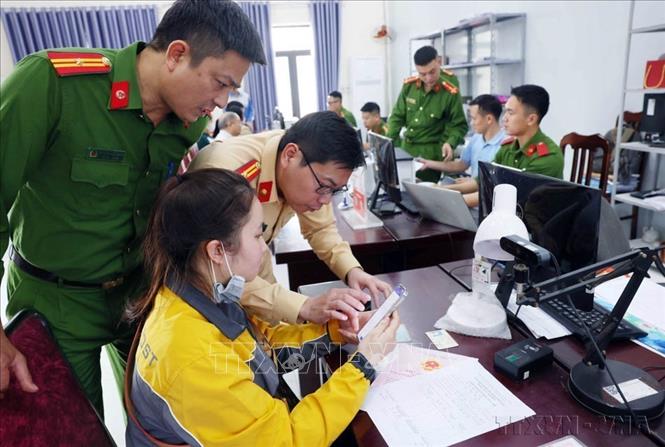 Cán bộ phòng CSGT phối hợp với Công an xã Mê Linh hướng dẫn người dân làm sạch dữ liệu đăng ký phương tiện, giấy phép lái xe trong thực hiện cao điểm “60 ngày, đêm” tổng rà soát làm sạch dữ liệu đăng ký phương tiện, giấy phép lái xe cơ giới trên địa bàn Thủ đô (14/11/2025 ). (Ảnh: Phạm Kiên/TTXVN)