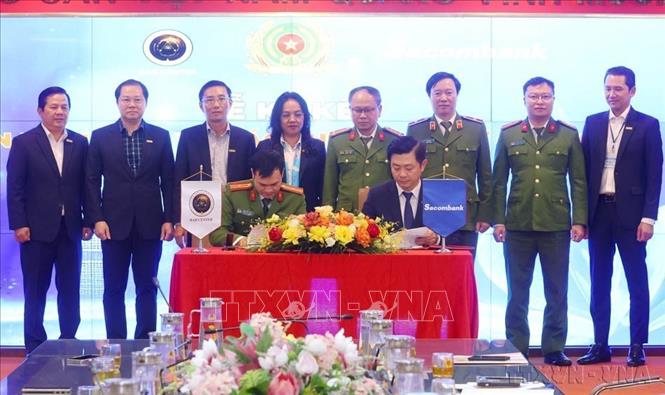 Cục cảnh sát quản lý hành chính về trật tự xã hội (Bộ Công an) tổ chức Lễ ký kết triển khai dịch vụ xác thực điện tử qua VneID giữa Trung tâm nghiên cứu, ứng dụng dữ liệu dân cư và căn cước công dân và Ngân hàng TMCP Sài Gòn Thương Tín (Sacombank). (Ảnh: Phạm Kiên/TTXVN)