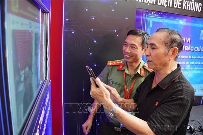 Người dân thủ đô được trực tiếp nhận diện những thủ đoạn lừa đảo trực tuyến phổ biến trên không gian mạng tại triển lãm tương tác “Bức tường An ninh mạng” (Hà Nội, 12/07/2026). Ảnh: Hùng Mạnh/TTXVN)