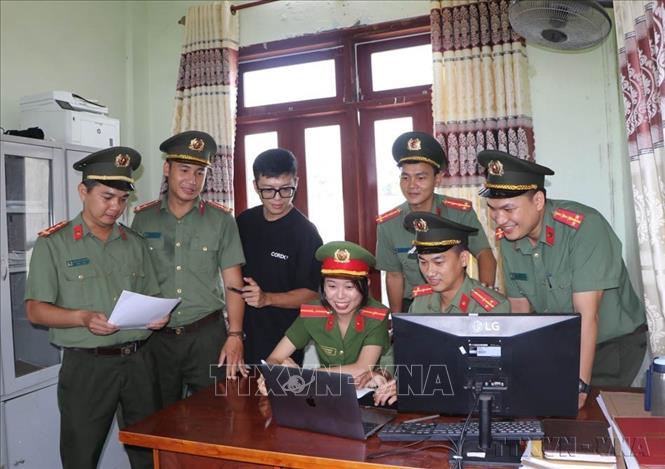 Nhằm nâng cao hiệu quả công tác phòng, chống tội phạm ngay từ cơ sở, lực lượng Công an tỉnh Quảng Ngãi chủ động đổi mới toàn diện hình thức tuyên truyền thông qua ứng dụng công nghệ số và trí tuệ nhân tạo (AI). Nhờ cách tiếp cận sinh động, trẻ trung, các quy định pháp luật vốn khô khan đã trở nên gần gũi, lan tỏa mạnh mẽ trong cộng đồng. (Ảnh: Đinh Hương/TTXVN)