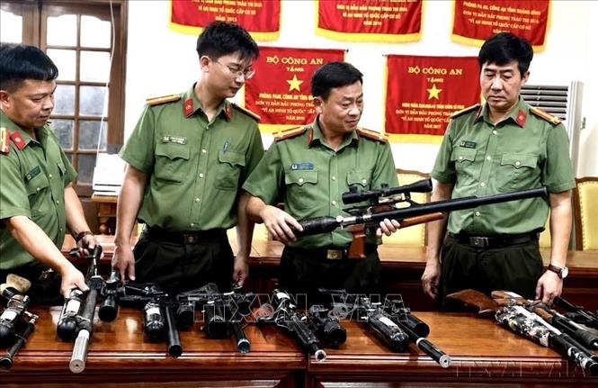 Lực lượng An ninh Công an tỉnh Quảng Trị triệt phá Chuyên án PC198, phát hiện đường dây chế tạo, mua bán trái phép vũ khí quân dụng trên không gian mạng; thu giữ hơn một tấn linh kiện súng, 56 khẩu súng, hơn 2.000 viên đạn chì và khởi tố 3 đối tượng. (Ảnh: Nguyên Linh/TTXVN)
