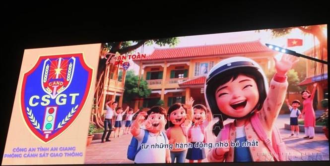 Phòng Cảnh sát giao thông Công an tỉnh An Giang thực hiện chuyển đổi số, ứng dụng nhân vật AI để đưa thông tin pháp luật đến gần người dân hơn qua các biển quảng cáo điện tử lớn được lắp đặt trên một số tuyến đường chính, khu dân cư. (Ảnh: Công Mạo/TTXVN)