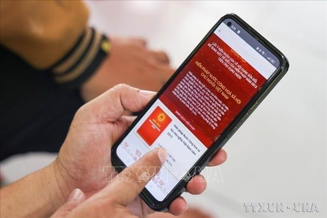Phòng Cảnh sát Quản lý hành chính về trật tự xã hội, Công an thành phố Cần Thơ phối hợp Công an các xã, phường, thị trấn đồng loạt tổ chức lực lượng tuyên truyền, hướng dẫn người dân trên địa bàn thành phố góp ý cho sửa đổi Hiến pháp năm 2013 thông qua ứng dụng VneID. (Ảnh: TTXVN phát)