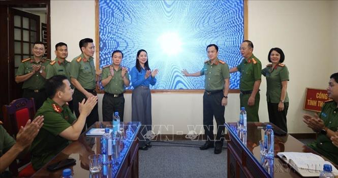 Ban Thanh niên, Công an tỉnh Thanh Hóa tổ chức ra mắt công trình thanh niên với ứng dụng "Mô phỏng phòng, chống lừa đảo". Đây là ứng dụng được xây dựng với mục tiêu đổi mới hình thức tuyên truyền về phòng, chống tội phạm lừa đảo trên không gian mạng, giúp cán bộ, chiến sĩ và nhân dân chủ động nhận diện, phòng tránh các thủ đoạn lừa đảo trực tuyến ngày càng tinh vi. (Ảnh: Nguyễn Nam/TTXVN)