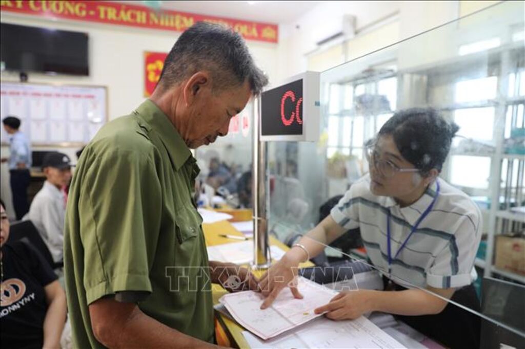 Việc ứng dụng Kiosk AI giúp quá trình tiếp nhận, xử lý hồ sơ cho người dân, doanh nghiệp thuận tiện hơn. (Ảnh: Khiếu Tư/TTXVN) Việc ứng dụng Kiosk AI giúp quá trình tiếp nhận, xử lý hồ sơ cho người dân, doanh nghiệp thuận tiện hơn. (Ảnh: Khiếu Tư/TTXVN)