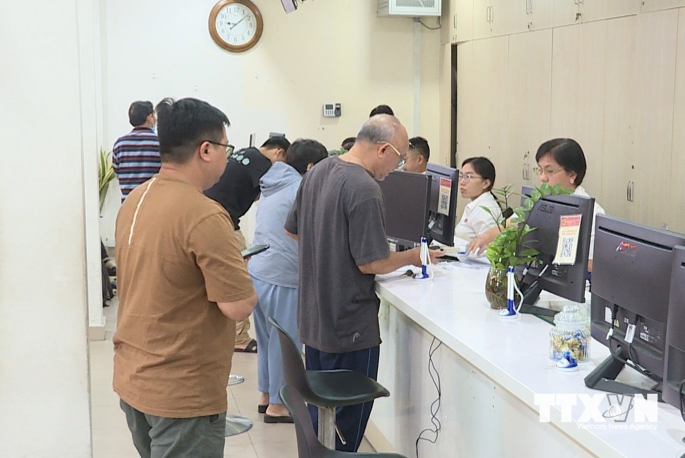 Tại Trung tâm Phục vụ Hành chính công phường An Lạc, TP. Hồ Chí Minh, người dân có thể lấy số thứ tự tại nhà qua ứng dụng e-Government, khi đến nơi sẽ được phục vụ theo lịch hẹn. (Ảnh: Hữu Duyên/TTXVN)