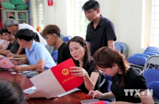 Giấy chứng nhận quyền sử đất của chị Lê Thị Hà được cập nhật trên VNeID. (Ảnh: Khiếu Tư/TTXVN)
