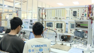 Hệ thống phần mềm mô phỏng dây chuyền sản xuất hiện đại, giúp sinh viên tiếp cận quy trình vận hành nhà máy ngay trên máy tính. (Ảnh: Xuân Quý/TTXVN)