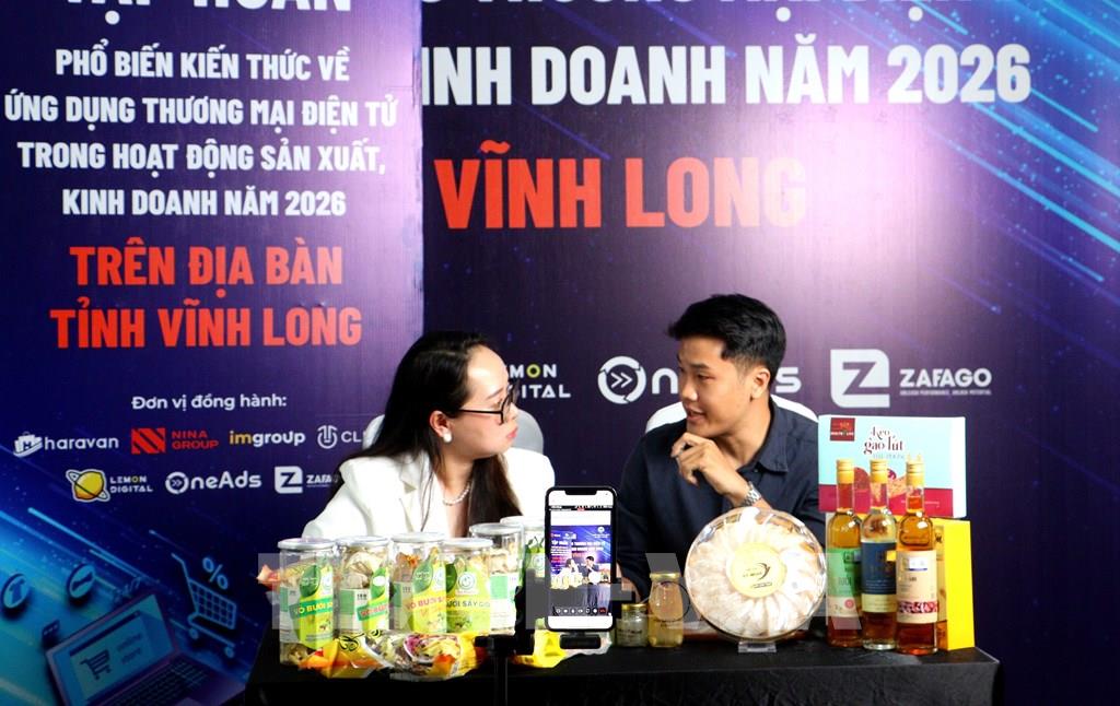 Các hộ kinh doanh sản phẩm OCOP đang thực hành kỹ năng livestream giới thiệu sản phẩm và bán hàng. (Ảnh: Lê Thúy Hằng – TTXVN)