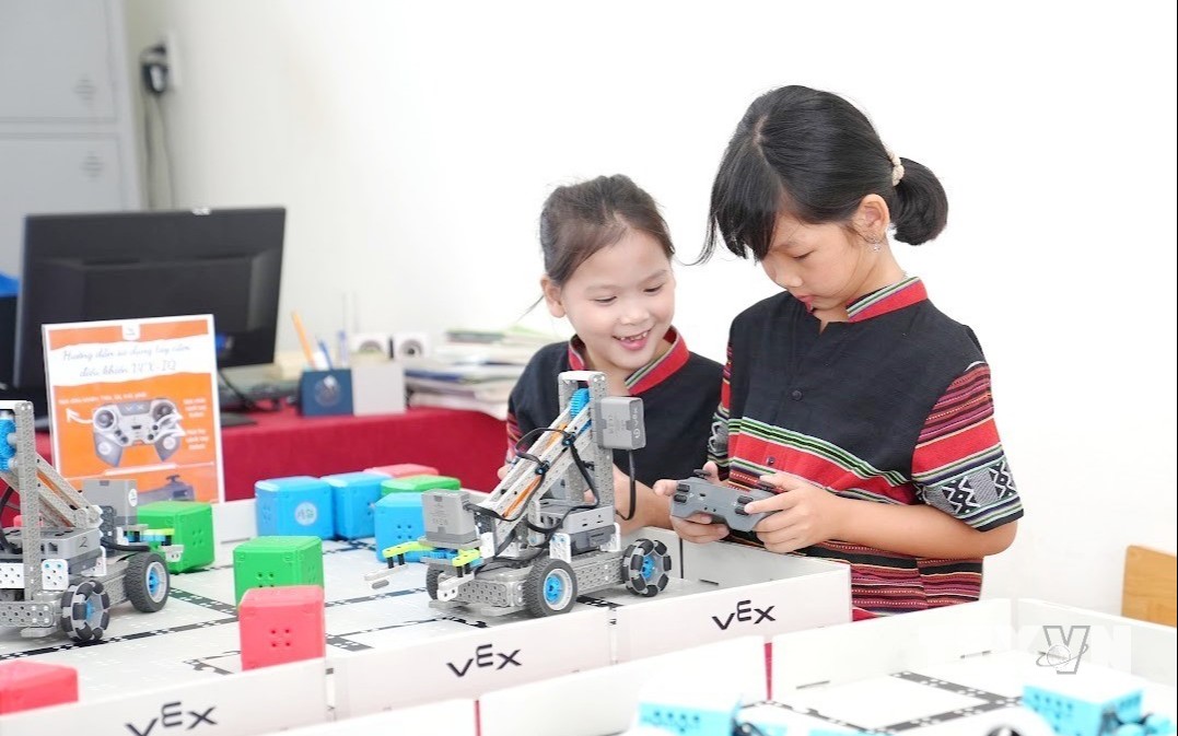 Trong không gian Ngày hội “Bình dân học vụ số” năm 2026, học sinh xã Hướng Phùng được tiếp cận, trải nghiệm STEM/STEAM, Robotics, các kỹ năng số, AI theo cách gần gũi, trực quan. (Ảnh: Võ Dung/TTXVN)