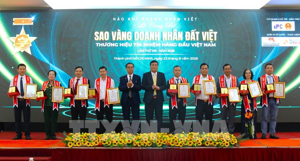 Các doanh nhân được vinh danh Sao vàng Đất Việt. (Ảnh: Hương Giang - TTXVN)