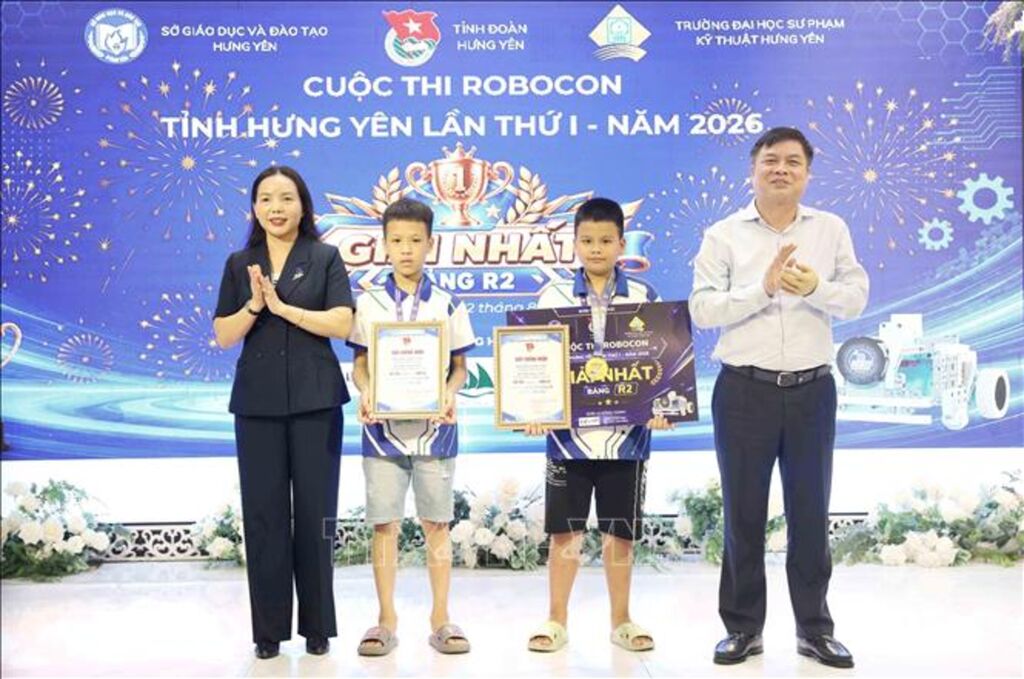 Lãnh đạo tỉnh Hưng Yên trao giải Nhất ở bảng đấu từ 11 đến 15 tuổi cho em Đào Xuân Tiến trường Trung học Cơ sở Vũ Phúc và em Bùi Duy Vinh trường Trung học Cơ sở Lương Thế Vinh. (Ảnh: Thế Duyệt/TTXVN) Lãnh đạo tỉnh Hưng Yên trao giải Nhất ở bảng đấu từ 11 đến 15 tuổi cho em Đào Xuân Tiến trường Trung học Cơ sở Vũ Phúc và em Bùi Duy Vinh trường Trung học Cơ sở Lương Thế Vinh. (Ảnh: Thế Duyệt/TTXVN)