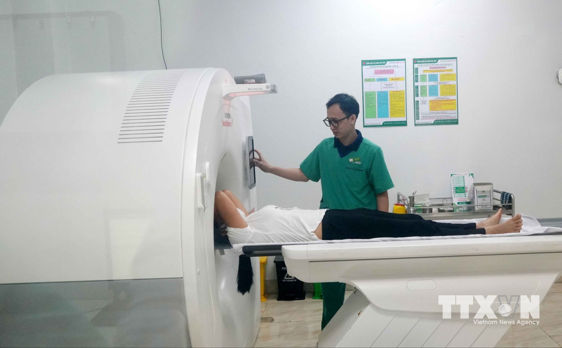 Máy móc hiện đại và công nghệ tại Bệnh viện Đa khoa MEDIC Hải Tiến trở thành “trợ lý” đắc lực, giúp nâng cao độ chính xác và giảm áp lực cho bác sĩ. (Ảnh: Việt Hoàng/TTXVN)