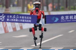 Robot hình người của Trung Quốc xô đổ kỷ lục của Usain Bolt
