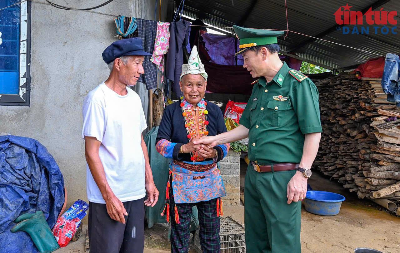 Đại tá Nguyễn Văn Hưng, Chính ủy Ban Chỉ huy BĐBP Lai Châu thăm hỏi, động viên đồng bào dân tộc thiểu số khu vực biên giới. Ảnh: Viết Tôn/Báo Tin tức và Dân tộc